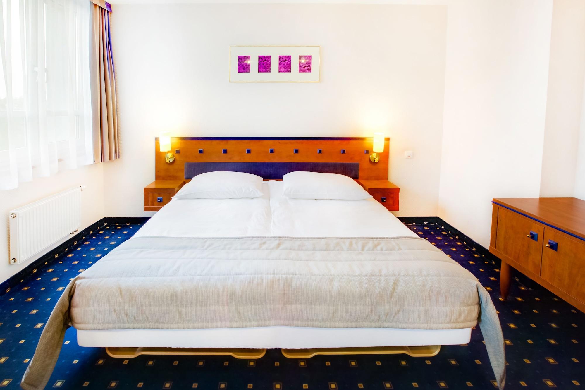 Qubus Hotel Glogow Екстер'єр фото