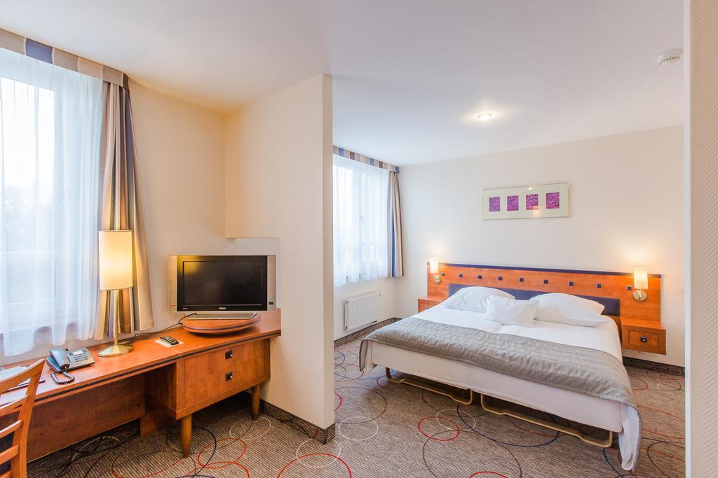 Qubus Hotel Glogow Екстер'єр фото